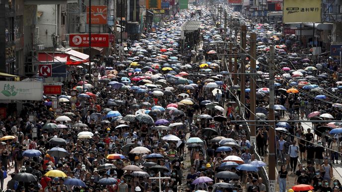 Protestující v Hongkongu se dostávají do sporu s policií, zaháněni jsou slzným plynem