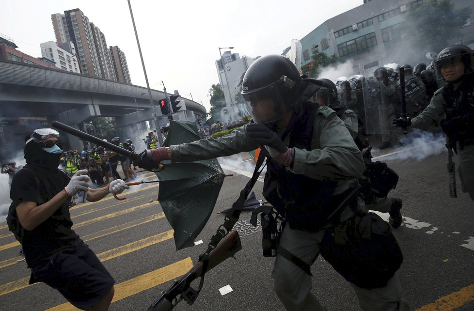 Protestující v Hongkongu se dostávají do sporu s policií, zaháněni jsou slzným plynem