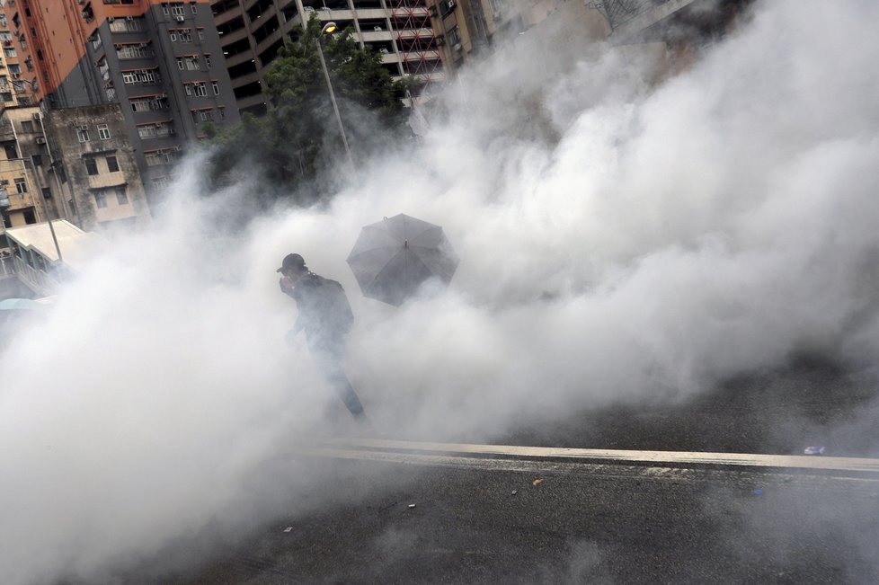 Protestující v Hongkongu se dostávají do sporu s policií, zaháněni jsou slzným plynem