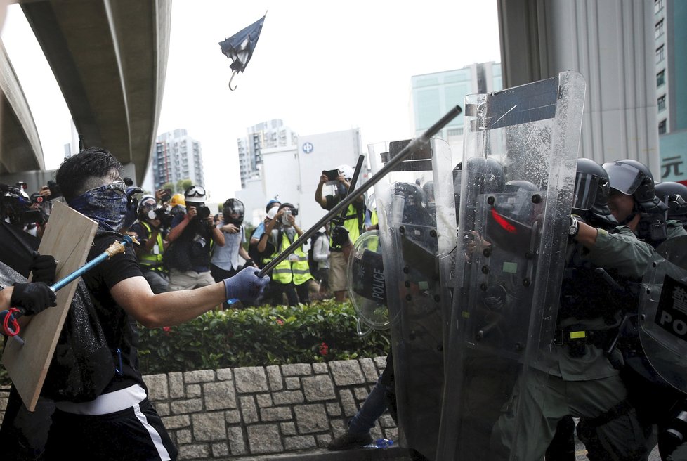 Protestující v Hongkongu se dostávají do sporu s policií, zaháněni jsou slzným plynem