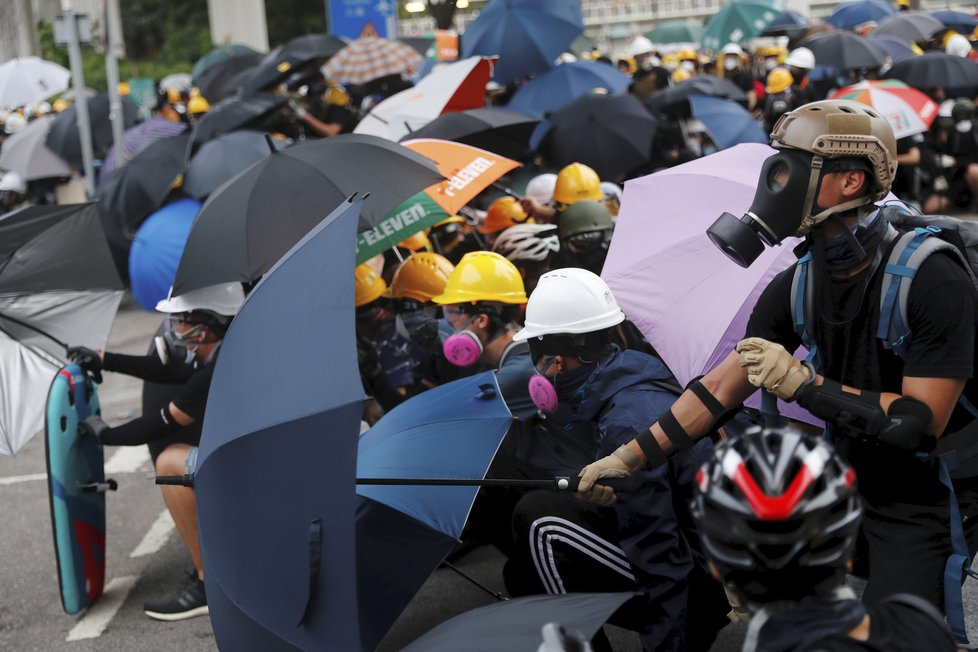 Protestující v Hongkongu se dostávají do sporu s policií, zaháněni jsou slzným plynem