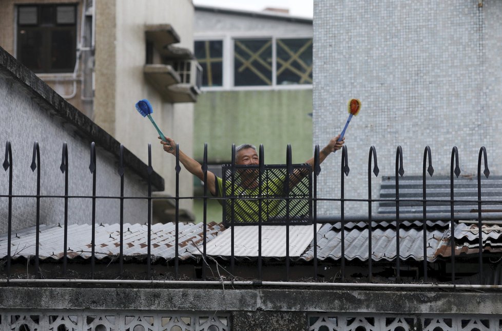 Protestující v Hongkongu se dostávají do sporu s policií, zaháněni jsou slzným plynem