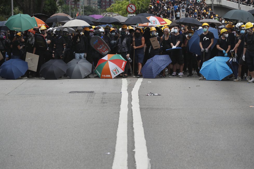 Protestující v Hongkongu se dostávají do sporu s policií, zaháněni jsou slzným plynem