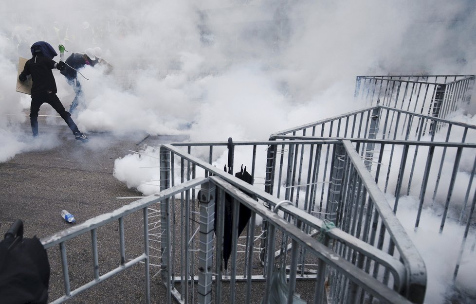 Protestující v Hongkongu se dostávají do sporu s policií, zaháněni jsou slzným plynem