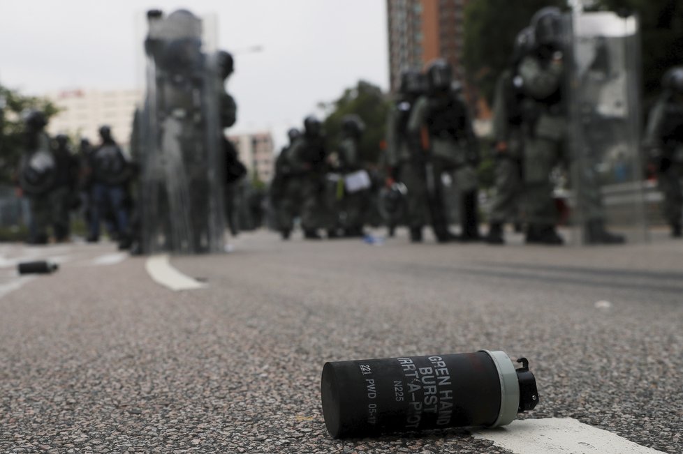 Protestující v Hongkongu se dostávají do sporu s policií, zaháněni jsou slzným plynem