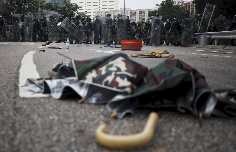 Protestující v Hongkongu se dostávají do sporu s policií, zaháněni jsou slzným plynem