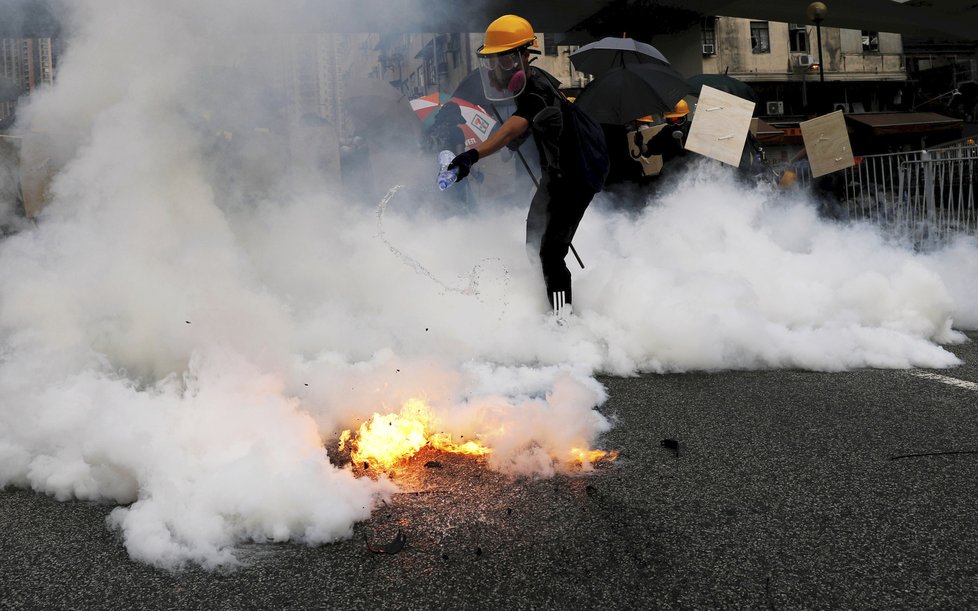 Protestující v Hongkongu se dostávají do sporu s policií, zaháněni jsou slzným plynem