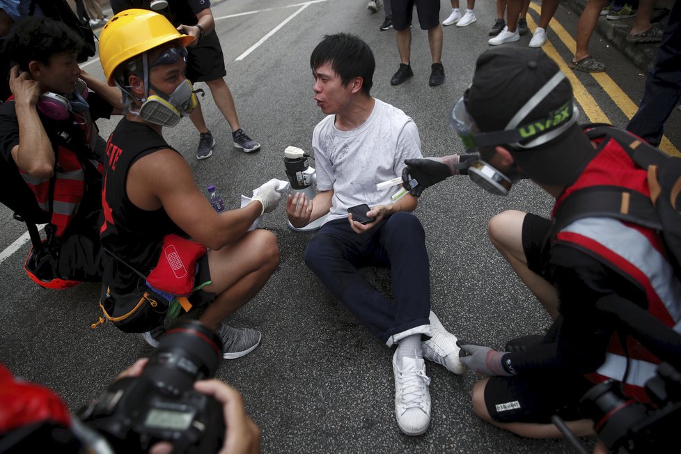 Protestující v Hongkongu se dostávají do sporu s policií, zaháněni jsou slzným plynem