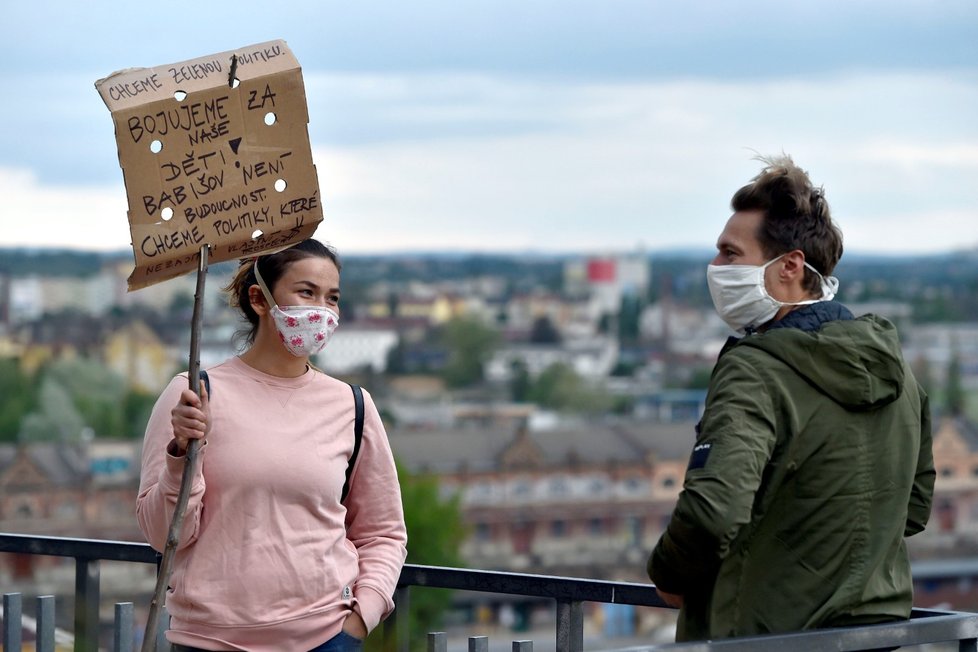 Několik demonstrantů se sešlo v Brně na protestní akci s názvem „Jdu se projít v Brně do Denisových sadů&#34;. Akce má poukázat na výhrady k postupu vlády v koronavirové krizi (29. 4. 2020)