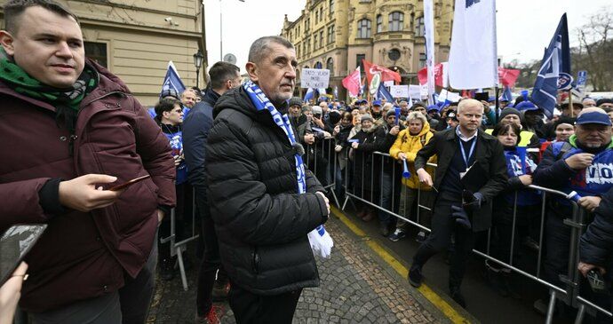 Vláda zasedne v Jeseníku. Před prázdnou Strakovkou mezitím bouřili Babiš, odboráři a KSČM