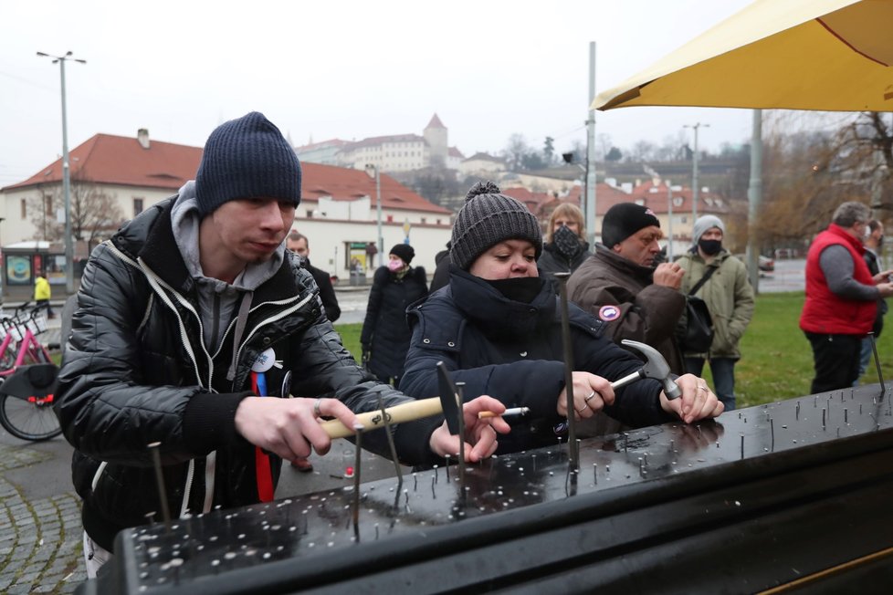 V Praze se koná protest iniciativy za zachování provozu restaurací nazvané „Chcípl PES“.  Desítky lidí pokládaly svíčky v půllitrech od úřadu vlády ke Staroměstskému náměstí. Na místo přinesli také pomyslnou rakev podniků, do které lidé zatloukali hřebíky.