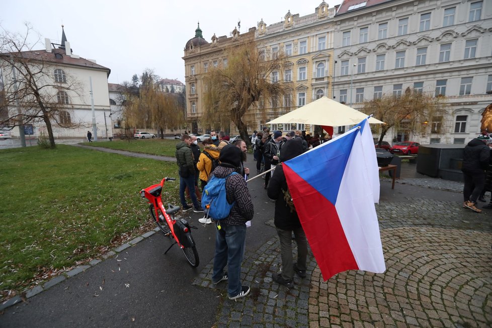 V Praze se koná protest iniciativy za zachování provozu restaurací nazvané „Chcípl PES“.  Desítky lidí pokládaly svíčky v půllitrech od úřadu vlády ke Staroměstskému náměstí.