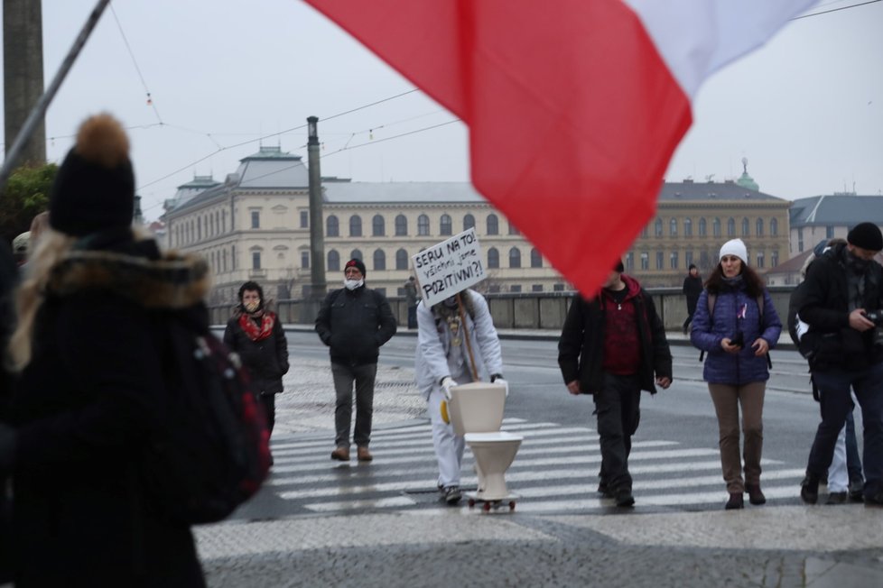 V Praze se koná protest iniciativy za zachování provozu restaurací nazvané „Chcípl PES“.  Desítky lidí pokládaly svíčky v půllitrech od úřadu vlády ke Staroměstskému náměstí.