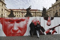 Zemana s kalašnikovem a Putinem přinesli před Hrad. Aktivisté zablokovali bránu