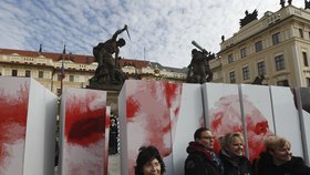 Spolek Kaputin uspořádal happening před Pražským hradem (24.2.2019)