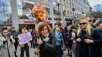 V Praze demonstrovali Rusové proti Putinovi. Navalného lidé hlásí protesty také z Ruska