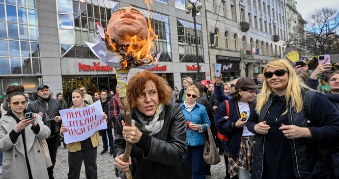 Ostrý český vzkaz: Volby v Rusku? Nedemokratické! Na Václaváku hořela podobizna Putina