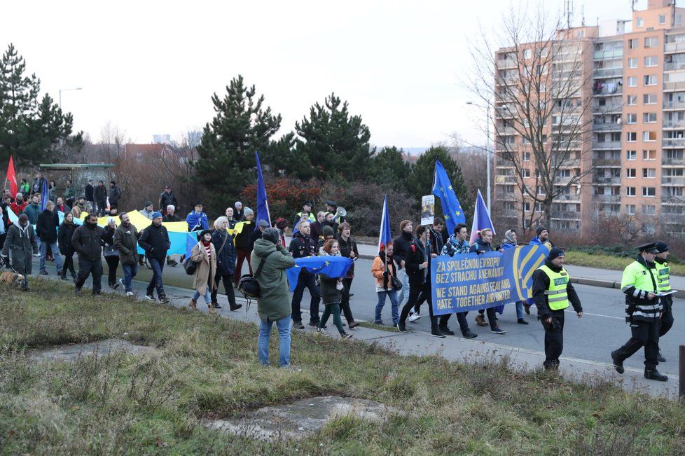 Za hlasitého hvizdu a s pokřiky „Hanba“ a „Proti fašistům“ dorazilo několik set demonstrantů k pražskému TOP hotelu, kde se v sobotu konalo setkání představitelů evropských protiimigračních stran.