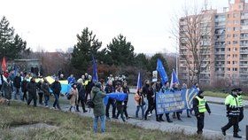 Za hlasitého hvizdu a s pokřiky „Hanba“ a „Proti fašistům“ dorazilo několik set demonstrantů k pražskému TOP hotelu, kde se v sobotu konalo setkání představitelů evropských protiimigračních stran.