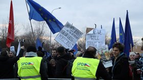 Za hlasitého hvizdu a s pokřiky „Hanba“ a „Proti fašistům“ dorazilo několik set demonstrantů k pražskému TOP hotelu, kde se v sobotu konalo setkání představitelů evropských protiimigračních stran.