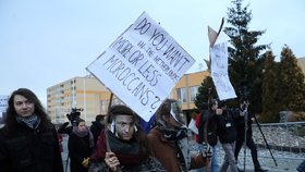 Za hlasitého hvizdu a s pokřiky „Hanba“ a „Proti fašistům“ dorazilo několik set demonstrantů k pražskému TOP hotelu, kde se v sobotu konalo setkání představitelů evropských protiimigračních stran.