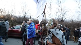 Za hlasitého hvizdu a s pokřiky „Hanba“ a „Proti fašistům“ dorazilo několik set demonstrantů k pražskému TOP hotelu, kde se v sobotu konalo setkání představitelů evropských protiimigračních stran.