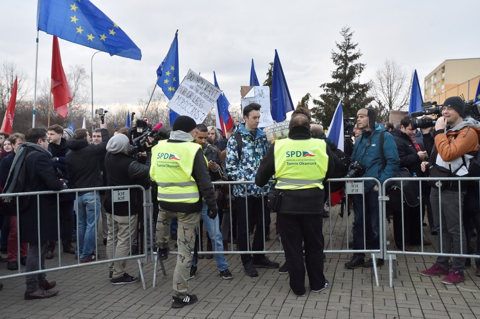 Za hlasitého hvizdu a s pokřiky „Hanba“ a „Proti fašistům“ dorazilo několik set demonstrantů k pražskému TOP hotelu, kde se v sobotu konalo setkání představitelů evropských protiimigračních stran.
