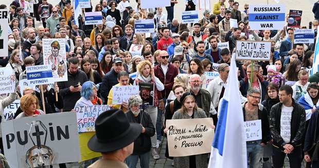 „Putin nese teror!“ Pražané demonstrovali proti ruské mobilizaci, volají po otevření hranic