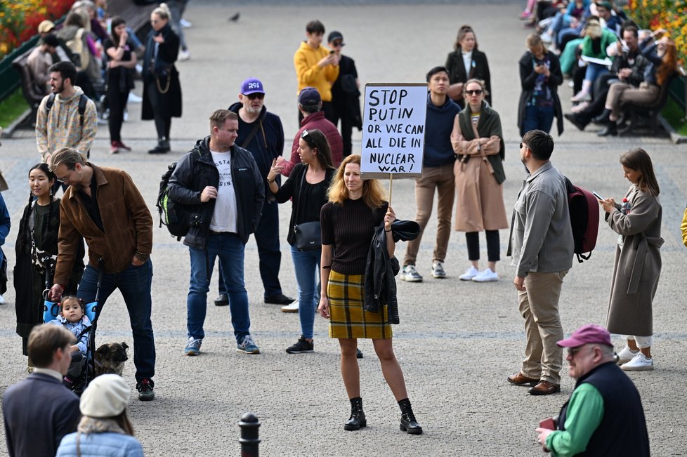 Protestní pochod nazvaný Pomůžeme Ukrajině zvítězit. (25. září 2022)