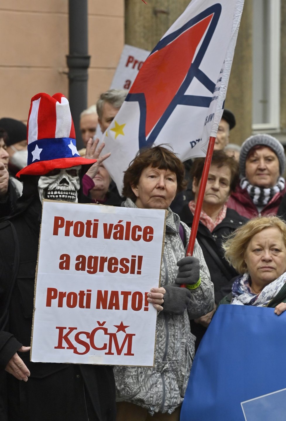 Protestující u ambasády USA požadovali světový mír a vystoupení ČR z NATO (20. 2. 2022)