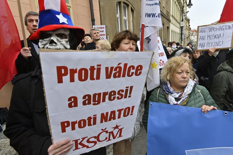 Protestující u ambasády USA požadovali světový mír a vystoupení ČR z NATO (20. 2. 2022)