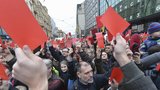 Listopadový nářez pro Zemana: Červená karta na Národní, pískot a volání po demisi na Albertově