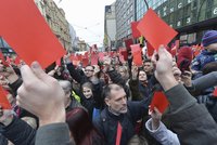 Listopadový nářez pro Zemana: Červená karta na Národní, pískot a volání po demisi na Albertově