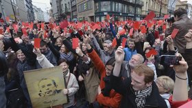 Miloše do koše! Červenou kartu pro Miloše Zemana přinesly tisíce lidí