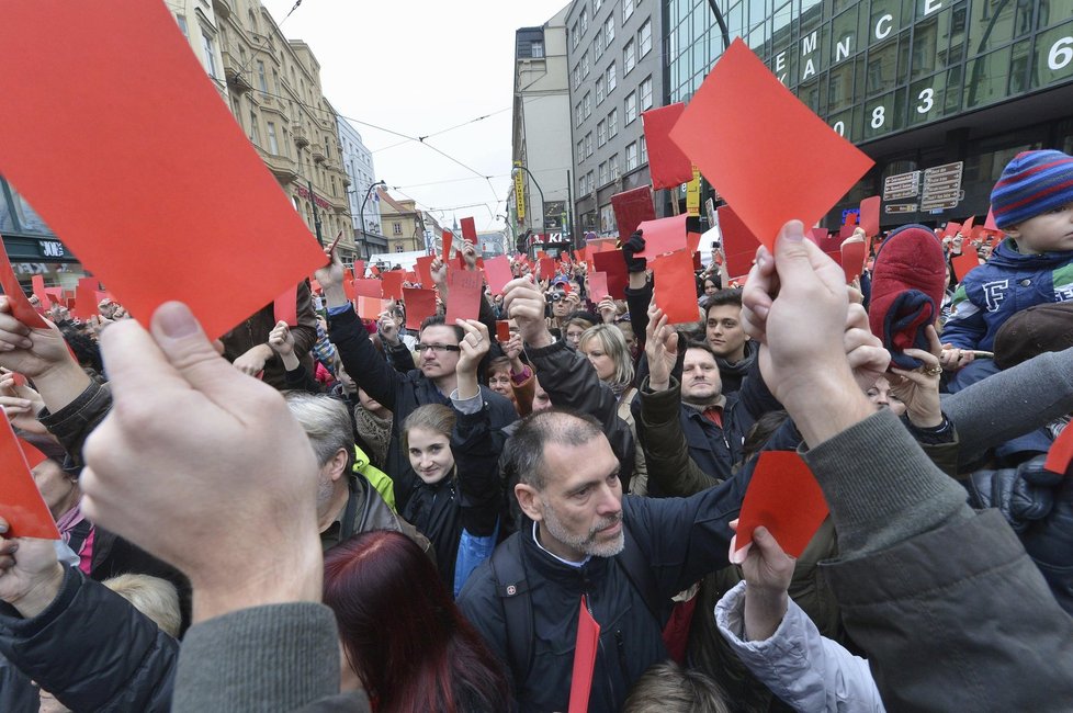 Miloše do koše! Zemana chtějí z Hradu dostat tisíce lidí!