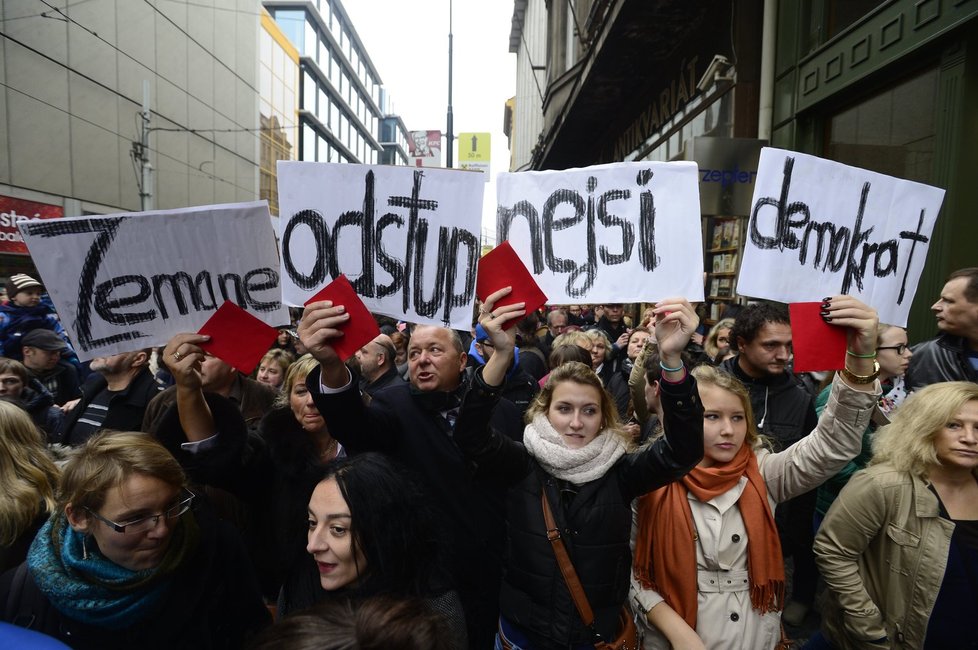 Miloše do koše! Zemana chtějí z Hradu dostat tisíce lidí!