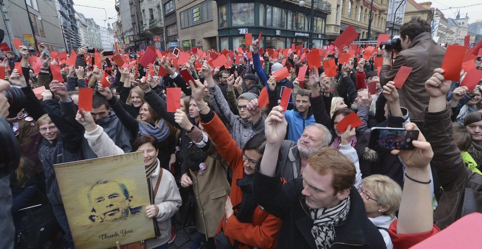 Miloše do koše! Červenou kartu pro Miloše Zemana přinesly tisíce lidí.