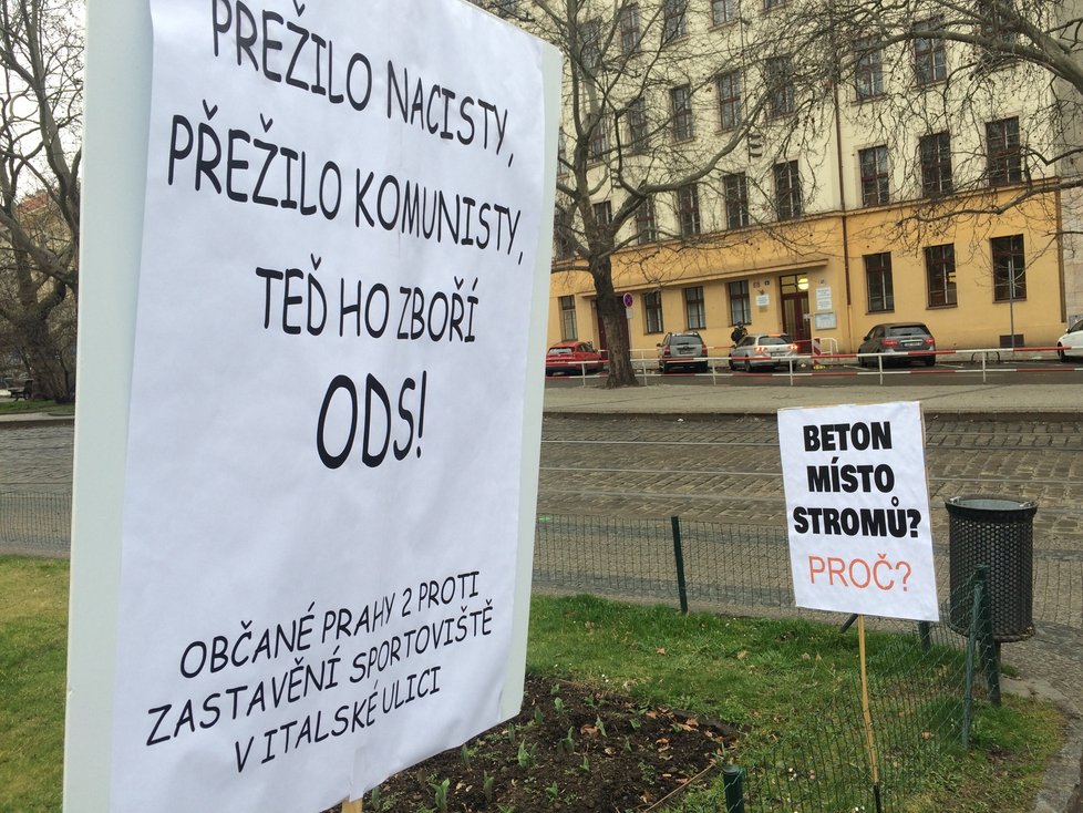 V březnu se na náměstí Míru, prakticky před okny radnice Prahy 2, konal protest proti záměru zrušit venkovní sportoviště na Vinohradech, a místo něj postavit dům pro seniory a osoby trpící Alzheimerovou chorobou.