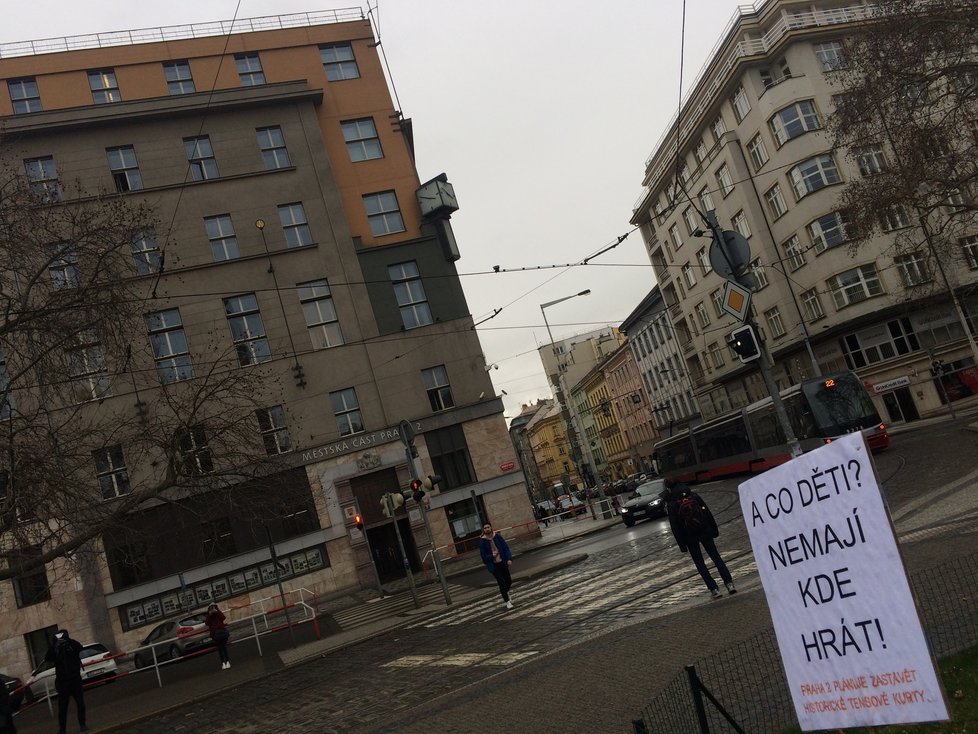 V březnu se na náměstí Míru, prakticky před okny radnice Prahy 2, konal protest proti záměru zrušit venkovní sportoviště na Vinohradech, a místo něj postavit dům pro seniory a osoby trpící Alzheimerovou chorobou.