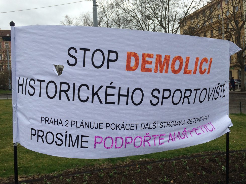 V úterý se na náměstí Míru, prakticky před okny radnice Prahy 2, konal protest proti záměru zrušit venkovní sportoviště na Vinohradech, a místo něj postavit dům pro seniory a osoby trpící Alzheimerovou chorobou.