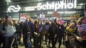 Protest proti kontroverznímu nařízení Donalda Trumpa se uskutečnil i v Nizozemsku na mezinárodním letišti Shipol.