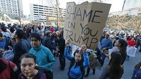 Protest proti kontroverznímu nařízení Donalda Trumpa