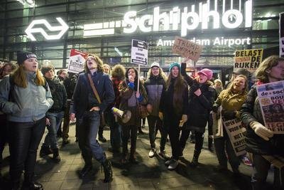 Protest proti kontroverznímu nařízení Donalda Trumpa se uskutečnil i v Nizozemsku na mezinárodním letišti Shipol.