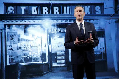 Howard Schultz podpoří a zaměstná imigranty ve Starbucks
