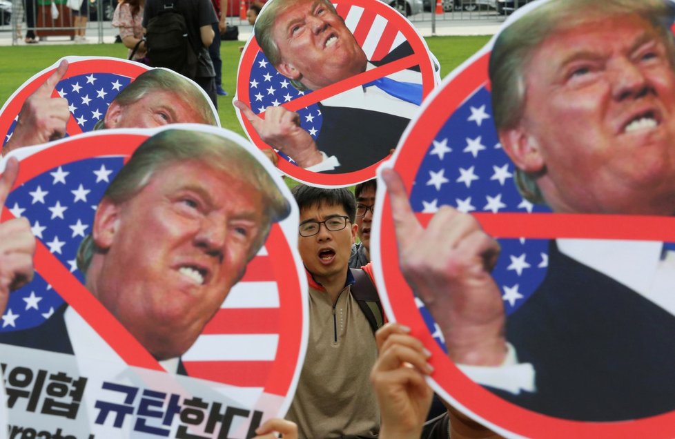 Protesty proti plánované návštěvě prezidenta USA Donald Trump v Soulu v Jižní Koreji