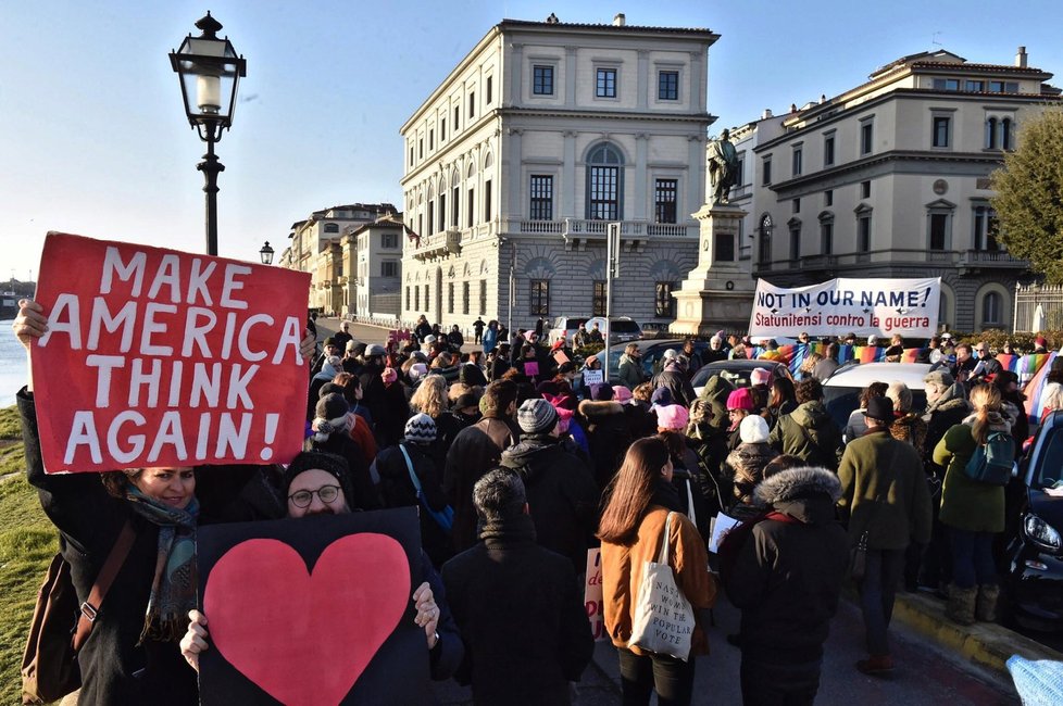 Lidé manifestují za práva žen i v Itálii.