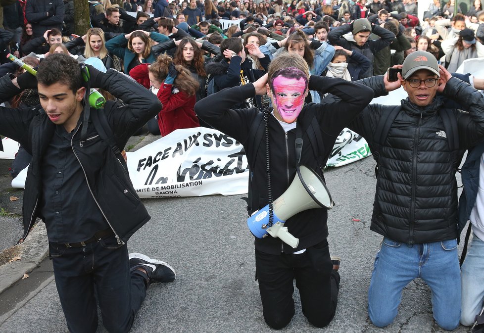 Protesty žlutých vest ve Francii neutichají