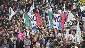 Na konci ledna se desítky tisíc lidí sešly v Římě, aby protestovaly proti vládou navrženému zákonu legalizujícímu svazky osob stejného pohlaví.