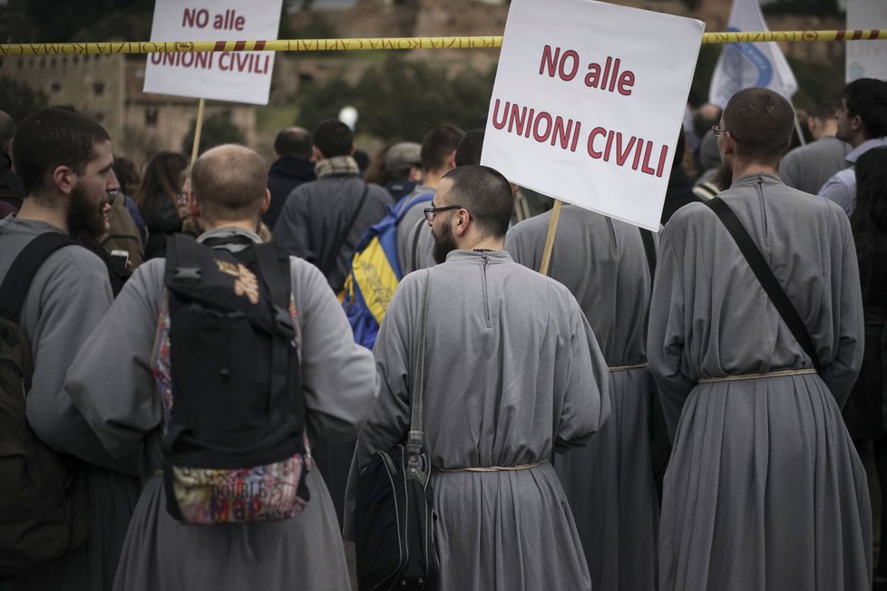 Na konci ledna se desítky tisíc lidí sešly v Římě, aby protestovaly proti vládou navrženému zákonu legalizujícímu svazky osob stejného pohlaví.