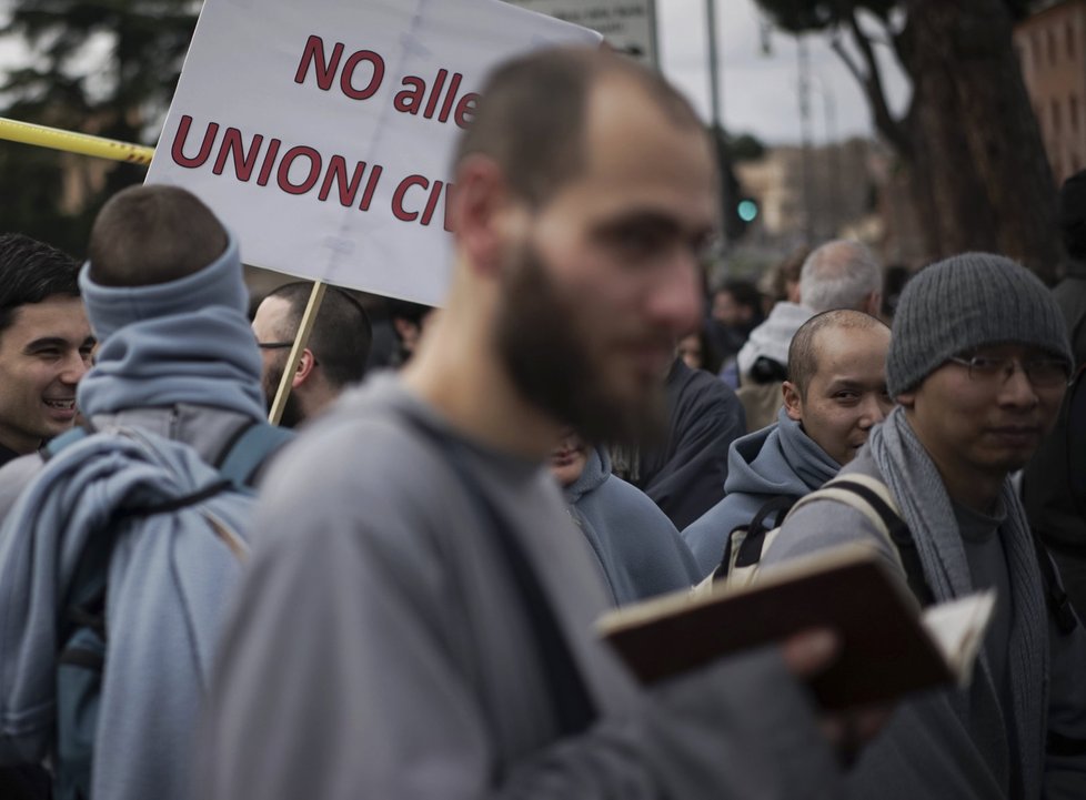 Na konci ledna se desítky tisíc lidí sešly v Římě, aby protestovaly proti vládou navrženému zákonu legalizujícímu svazky osob stejného pohlaví.